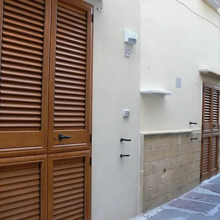 Carlo V - Centro Storico Apartment